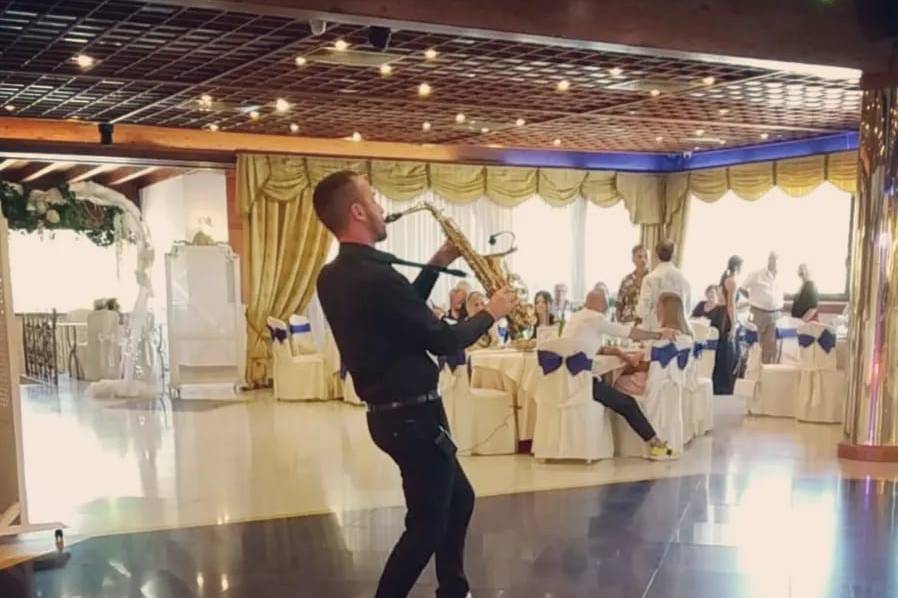 Sax durante il pranzo