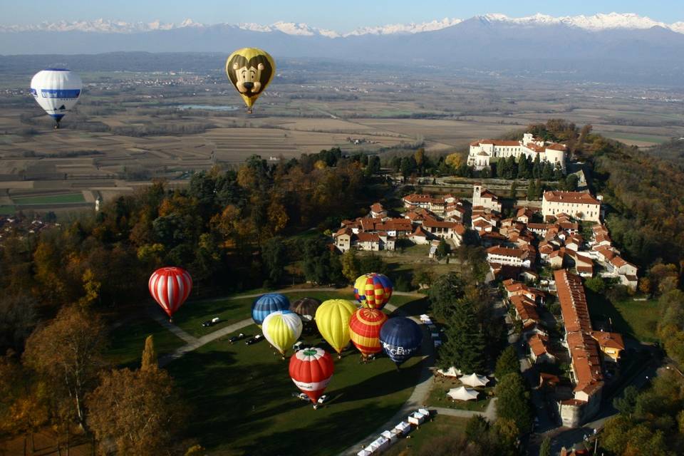 Decollo da un castello del Piemonte