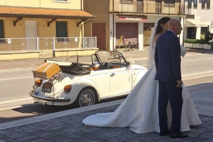 Elegante, cabrio, con valigia