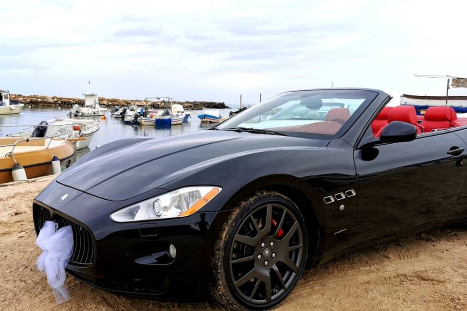 Maserati grancabrio nera