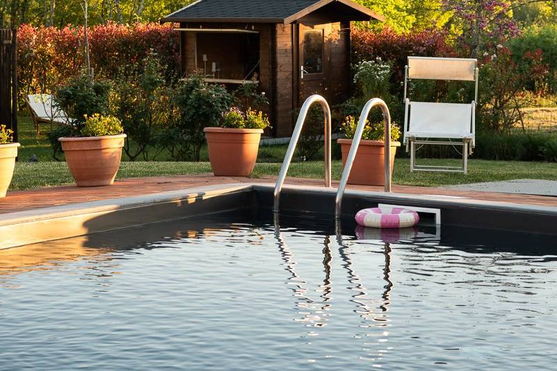 La zona piscina immersa nel gi