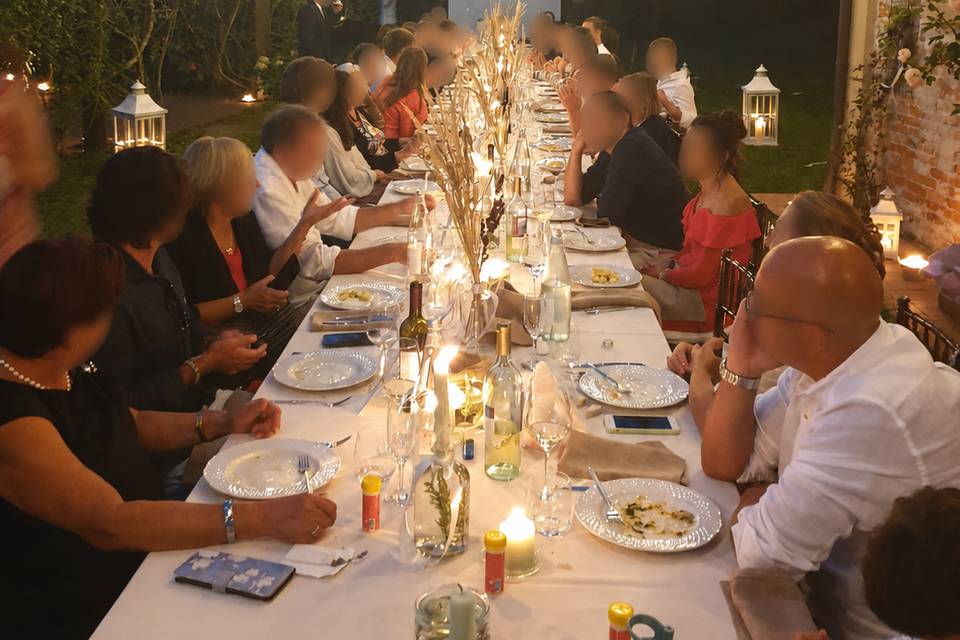 Cena di matrimonio sotto le lu