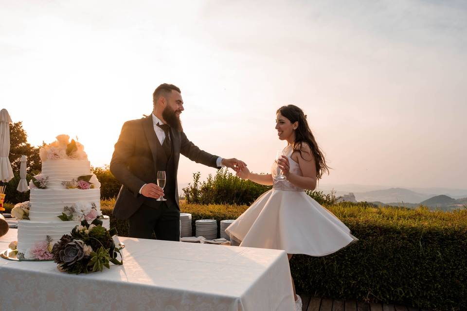 Taglio della torta al tramonto