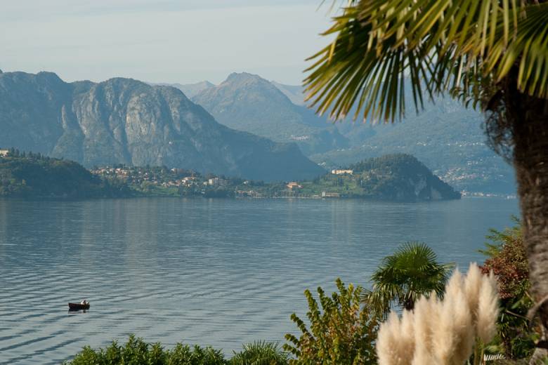 Angolo del giardino fronte lag