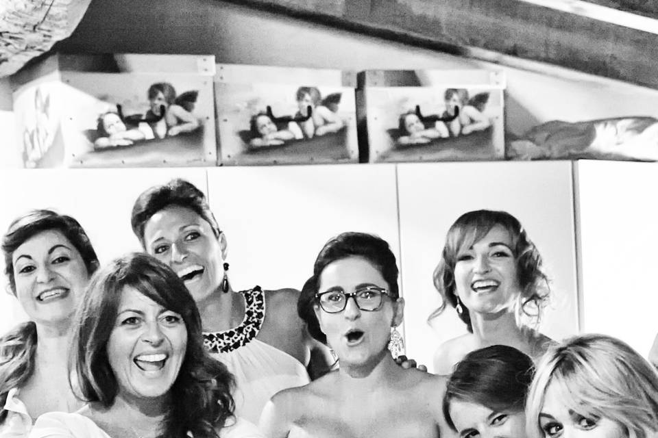 Le amiche vedono la sposa