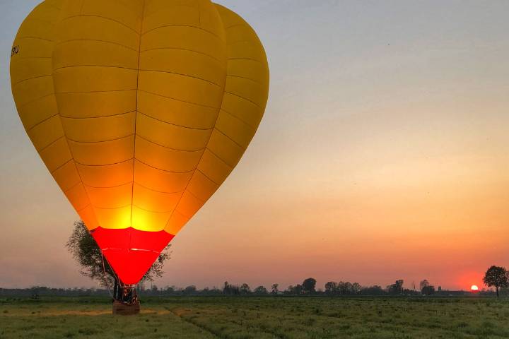 Mongolfiera gialla al tramonto