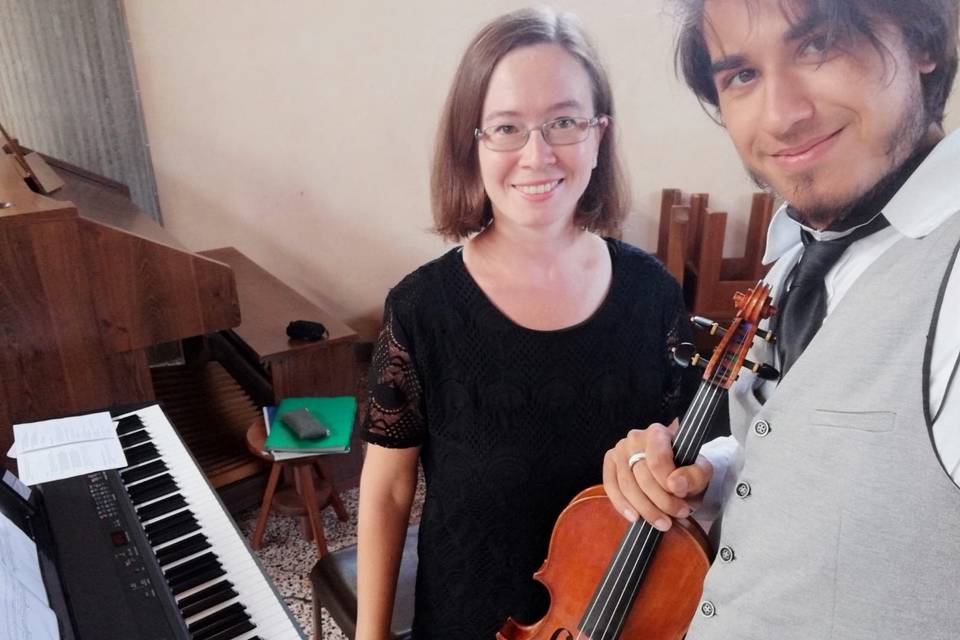 Violino e piano in chiesa