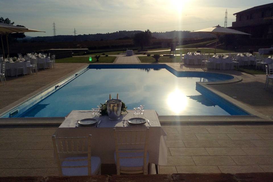 Matrimonio a bordo piscina