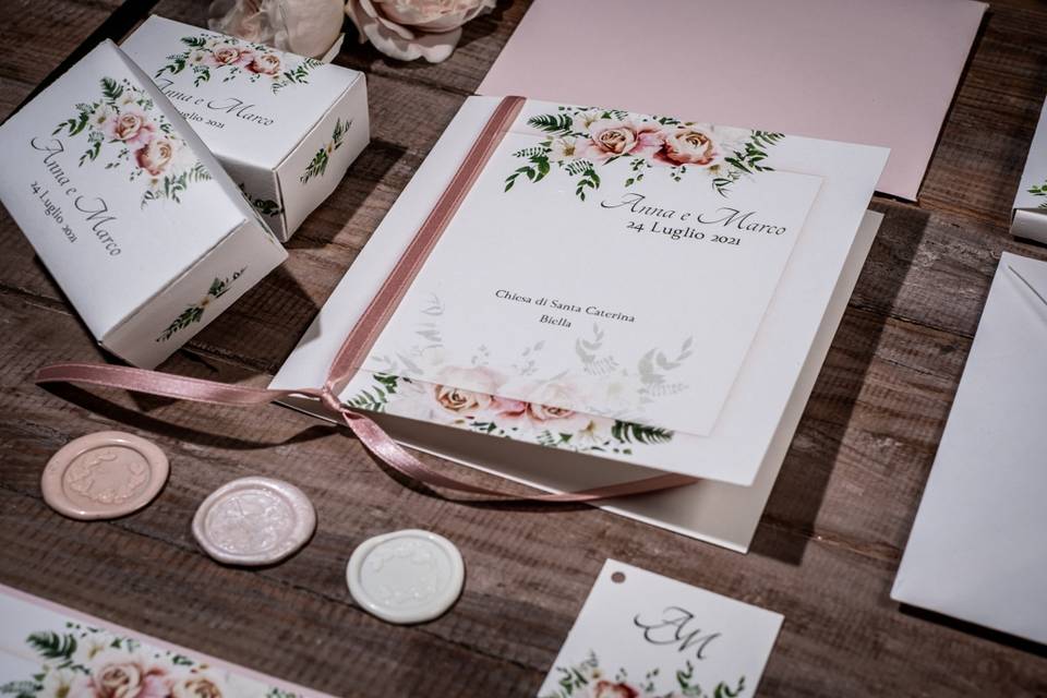 Annuncio matrimonio fiori rosa