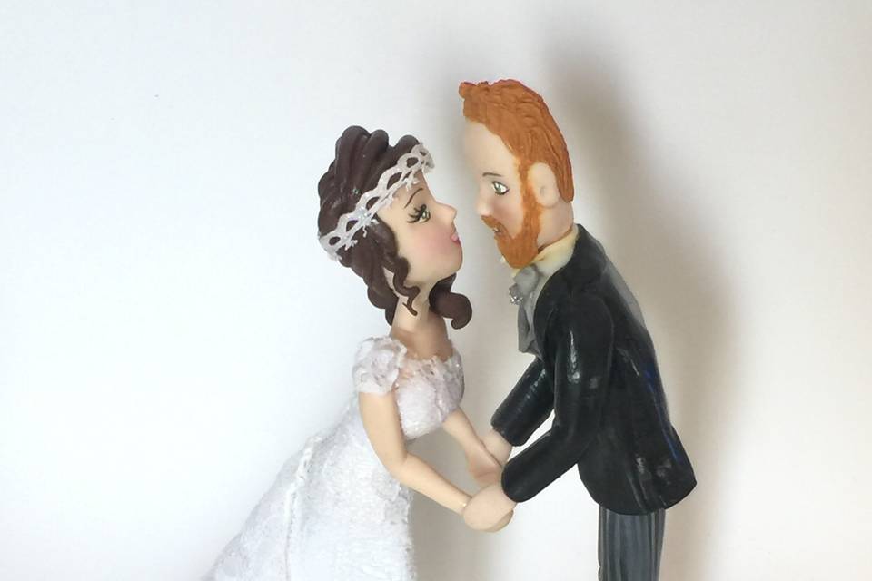 Cake topper sposi abbraccio3